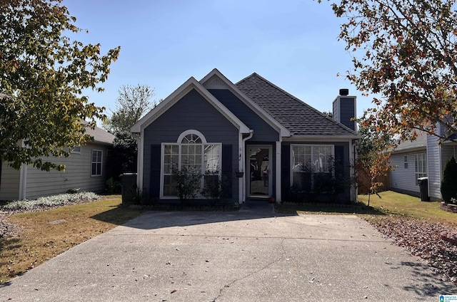 view of front of home featuring a front lawn