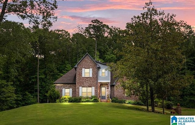 view of front of house featuring a lawn