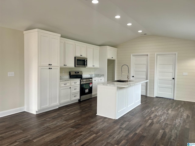 kitchen with sink, dark wood-type flooring, an island with sink, lofted ceiling, and appliances with stainless steel finishes