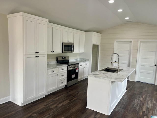 kitchen featuring a kitchen island with sink, white cabinets, sink, dark hardwood / wood-style flooring, and stainless steel appliances