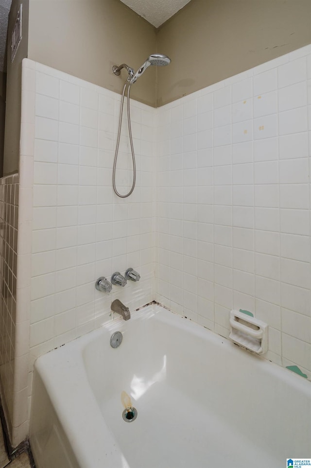 bathroom featuring tiled shower / bath combo