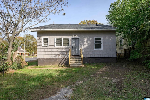 view of front facade with a front yard