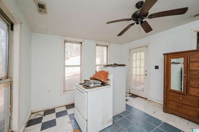 washroom featuring ceiling fan