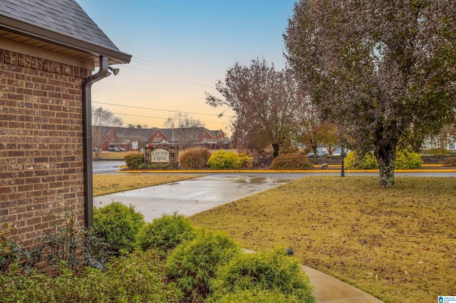 view of yard at dusk