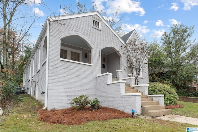 view of front of home featuring a front lawn