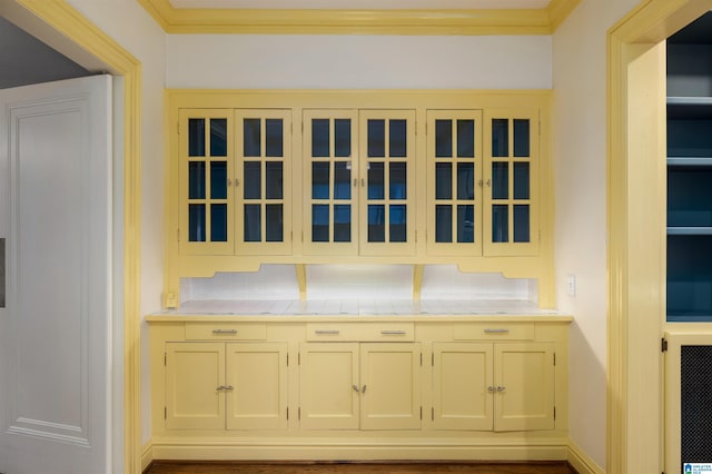 details featuring crown molding