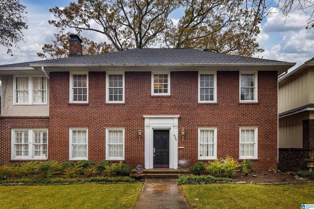 colonial inspired home featuring a front yard