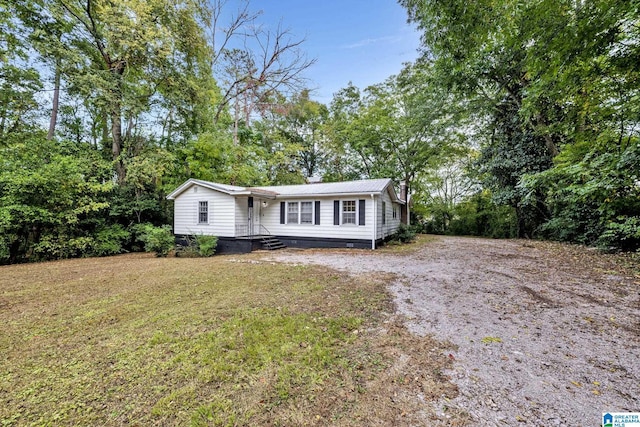 view of front of property with a front lawn