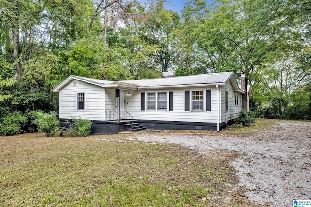 view of front facade featuring a front yard