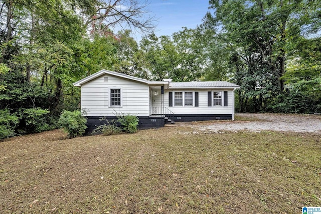 view of front of property featuring a front yard