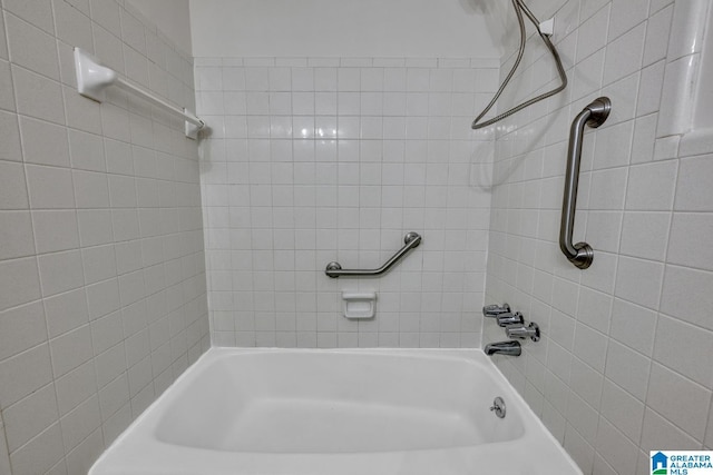 bathroom with tiled shower / bath