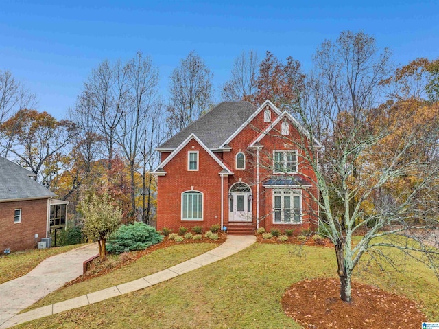 front facade featuring a front lawn