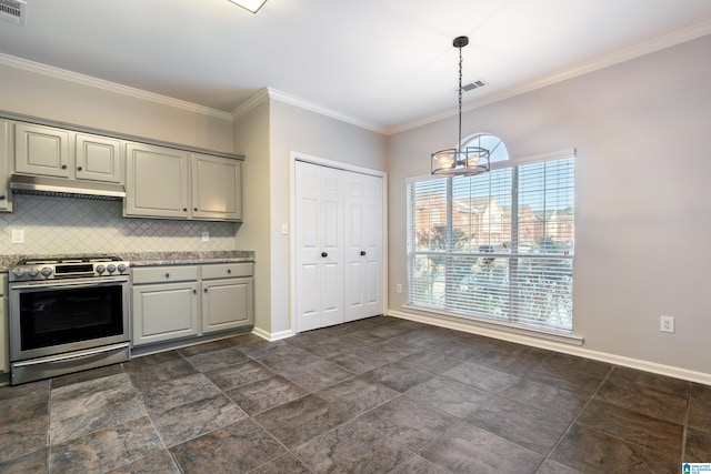 kitchen with gray cabinetry, ornamental molding, stainless steel range, tasteful backsplash, and a notable chandelier