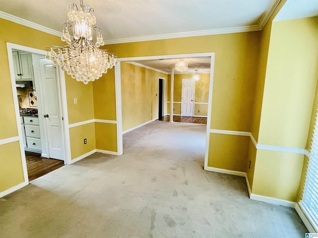 unfurnished room featuring carpet flooring, a notable chandelier, and crown molding