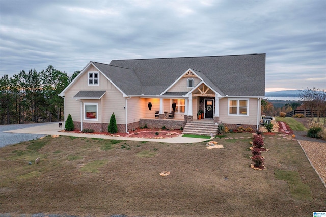 craftsman-style home featuring a front lawn