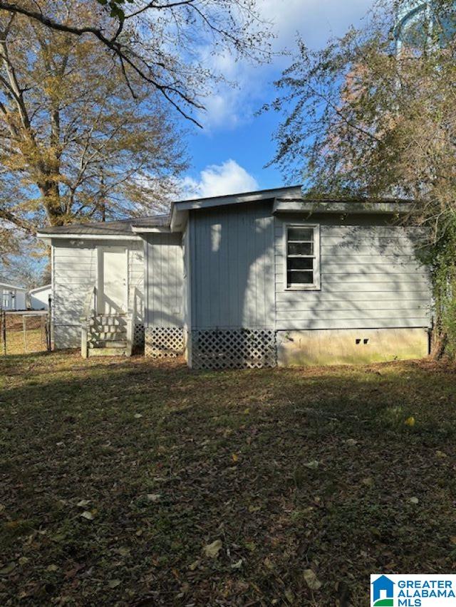 view of side of property featuring a lawn