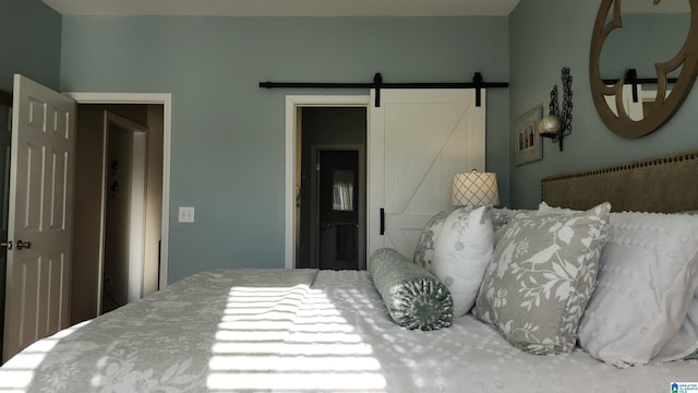 bedroom featuring a barn door