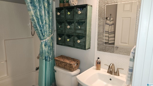 full bathroom with backsplash, shower / bath combination with curtain, toilet, and sink