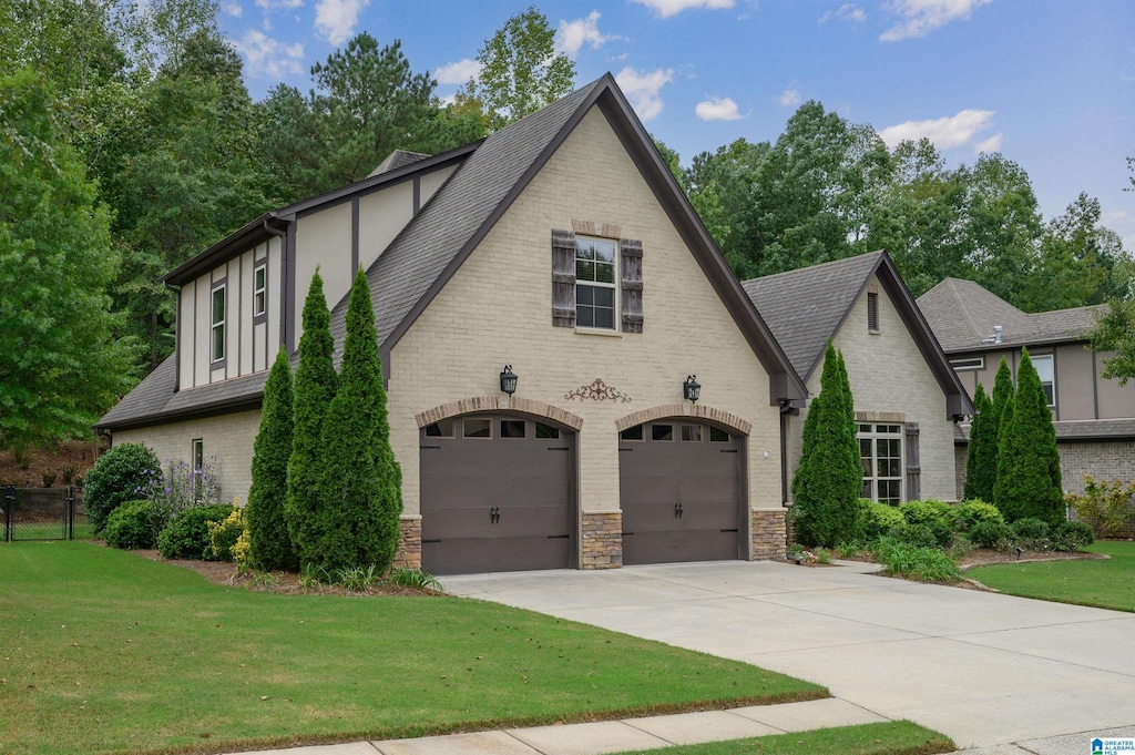 view of front facade featuring a front yard and a garage