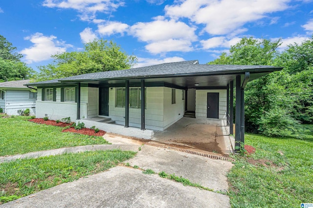 view of front of property featuring a front yard, a carport, and covered porch