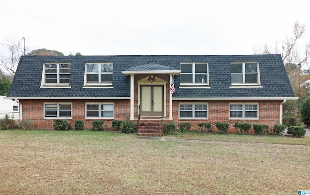 view of front of property featuring a front lawn