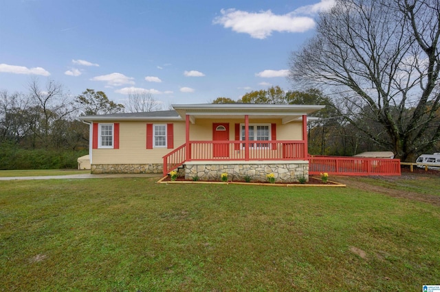 view of front of home featuring a porch and a front yard