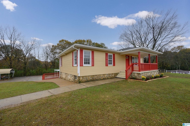 view of front facade featuring covered porch, a carport, and a front yard