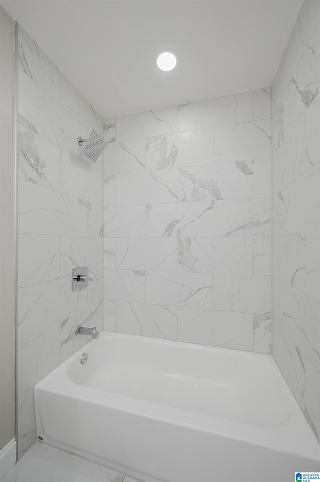 bathroom featuring tiled shower / bath combo