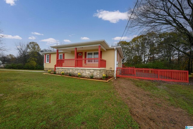 view of front of house featuring a porch and a front yard