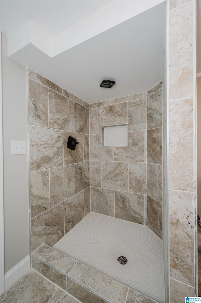 bathroom featuring a tile shower