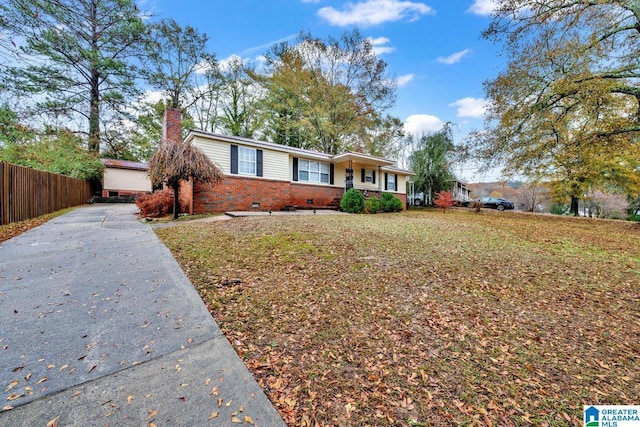 ranch-style house featuring a front lawn