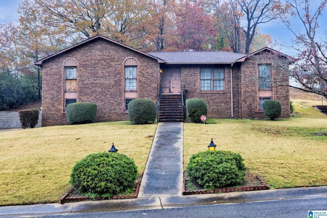 view of front facade featuring a front yard