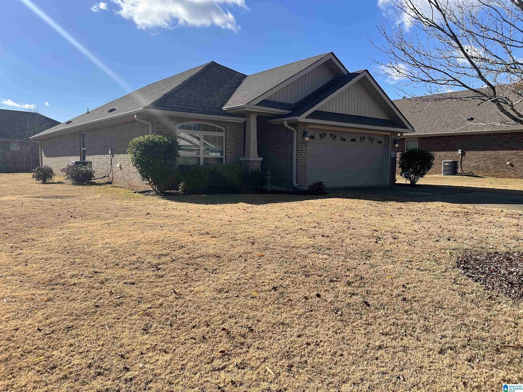 view of front of house featuring a front lawn and a garage