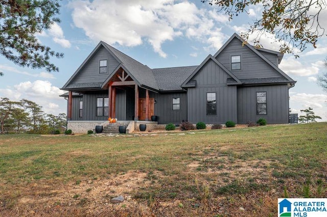 view of front of home featuring a front yard