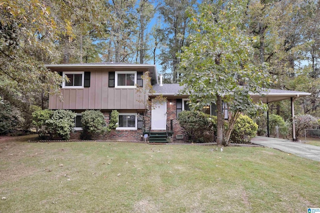 tri-level home featuring a front yard