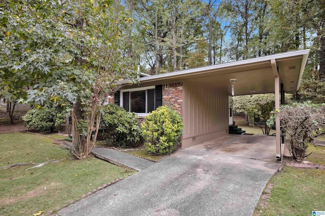 view of front of property with a carport and a front yard