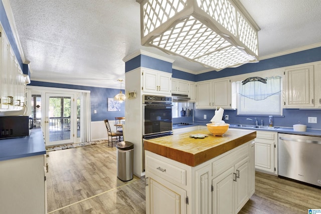 kitchen featuring white cabinetry, sink, light hardwood / wood-style flooring, black appliances, and ornamental molding