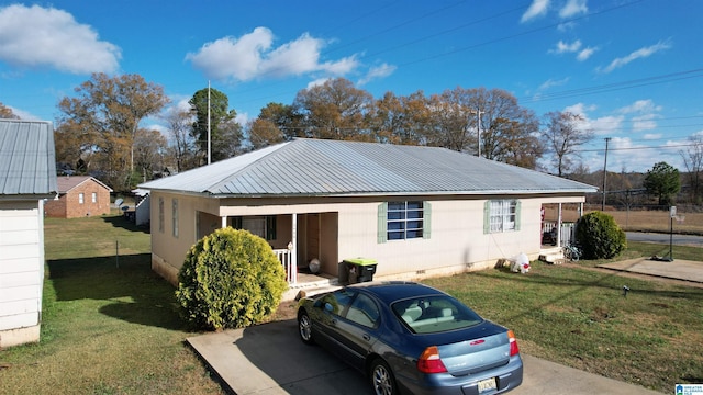 view of front of house featuring a porch and a front lawn