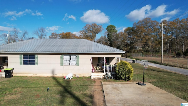 view of front of property featuring a porch and a front lawn