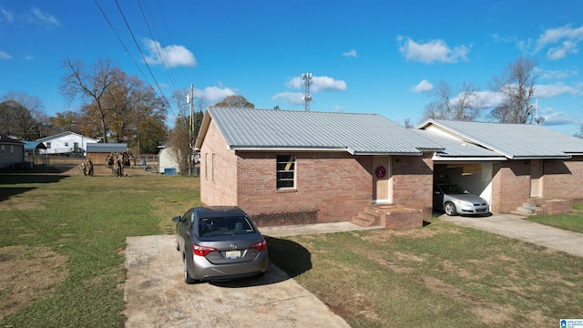 view of front of property featuring a front yard and a carport