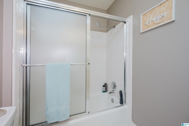 bathroom with combined bath / shower with glass door