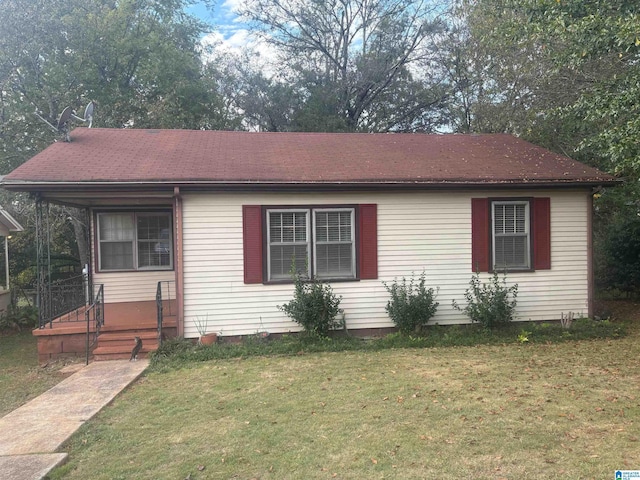 view of front facade featuring a front lawn