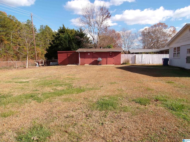 view of yard featuring an outdoor structure