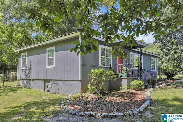 view of front of property with a front yard