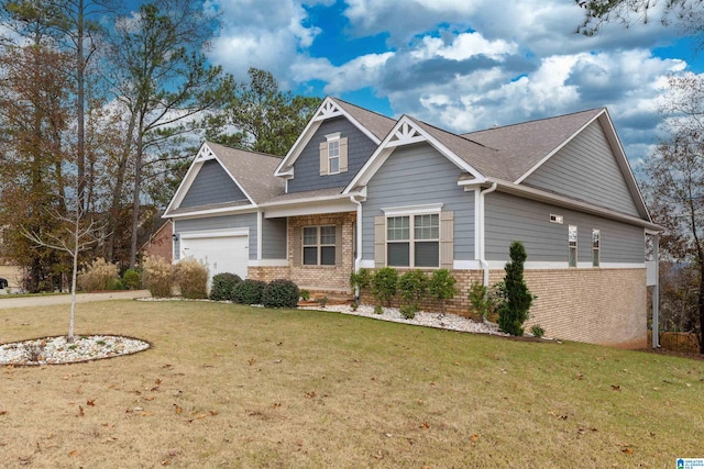 craftsman house featuring a front lawn and a garage