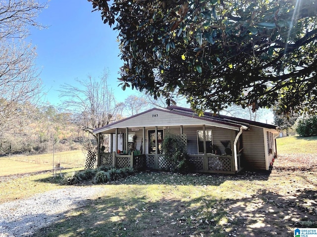 view of front facade with a front lawn and covered porch