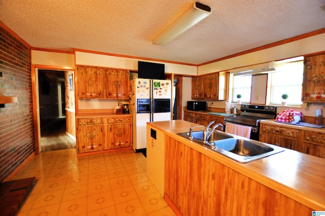 kitchen with stainless steel electric stove, crown molding, sink, white fridge with ice dispenser, and a textured ceiling