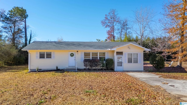 single story home featuring a front lawn