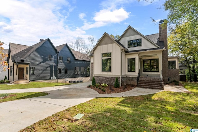 view of front facade with a front lawn