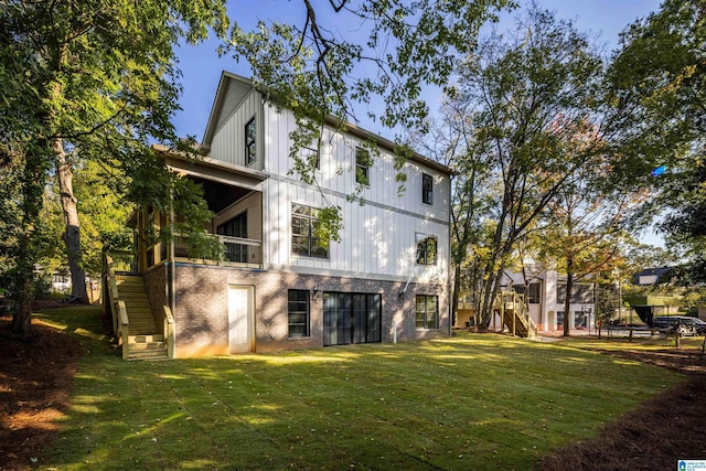 back of house featuring a lawn